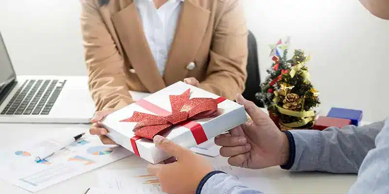 کادو رسمی برای همکار خانم